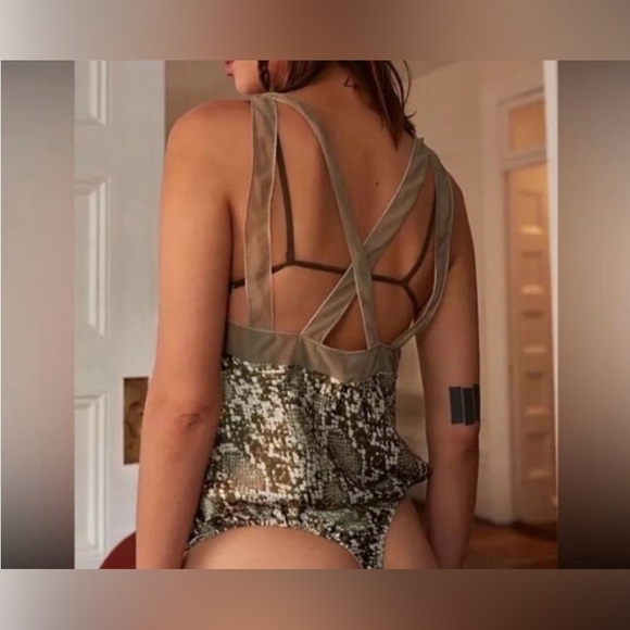 Free People NWOT Nights Out Bodysuit Snakeskin Sage NWOT Green Size Medium - Picture 2 of 8